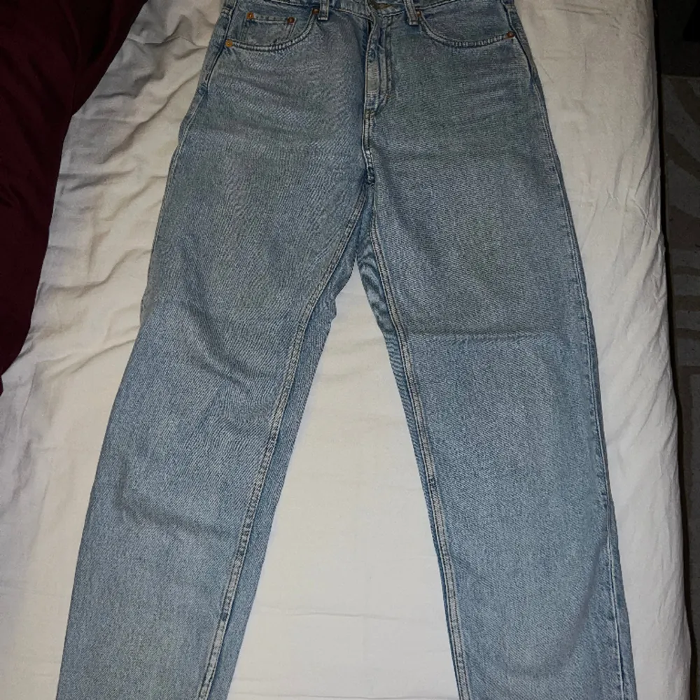 Blå jeans från weekday i modellen lush. Sparsamt använda. Jeans & Byxor.