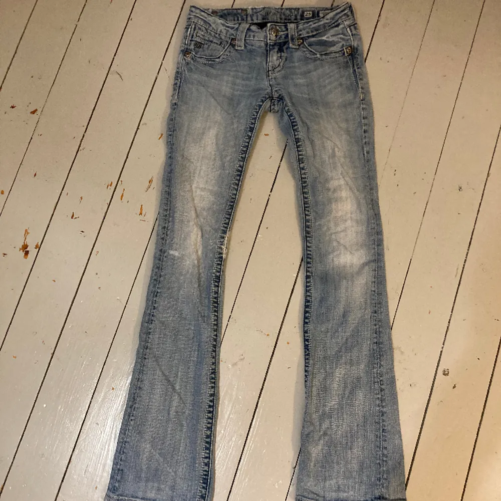 Säljer mina SUPERSNYGGA miss me jeans i gammal modell. Stl 25. Kan mötas upp.  Hör av er för ytterligare frågor🩷de har täcken på användning som vintage kläder brukar ha.. Jeans & Byxor.