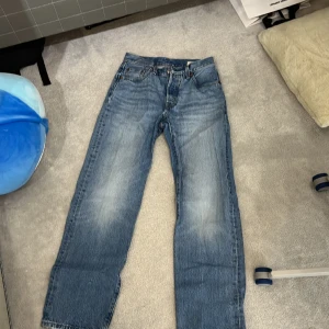 Levis 501s   90s - Väldigt bra kvalitet och skick, använd ett par gånger. Skriv för frågor. Köpare står för frakt