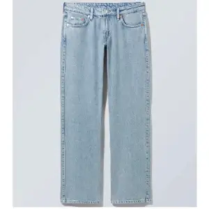 Lågmidjade jeans från Weekday i modellen Arrow. Jättefint skick! Bra i längden på mig som är 164. Kom privat för egna bilder 😊