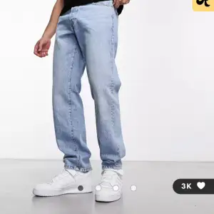 Riktigt snygga och trendiga Jeans. I storlek 30:30. Använt några få gånger men säljer för att dom är för korta. Köpt för 600kr på asos  