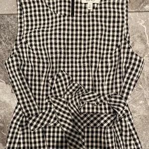 Topp stl.40 - Svart vit topp. Väldigt elegant och söt. Rekommenderar! Knappt använd. Märke: Nine West. Säljer pga stor garderobrensning. Kika gärna på mina andra annonser, säljer mycket. Samfraktar gärna:) 