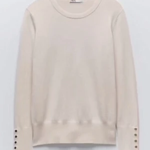 Stickad tröja från zara - Vit stickad tröja från zara som inte säljs längre, endast använd en gång och inga tecken på användning 💕 skriv för flera frågor❤️