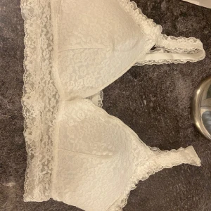 Bralette  - Jättefin bralette/bh. Använd enstaka gång så i nyskick. Storlek 44 men liten i storlek 