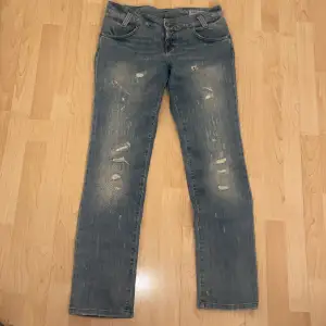 Assnygga lee jeans med hål i🤩 modellen heter ”Leola straight” W30 L33