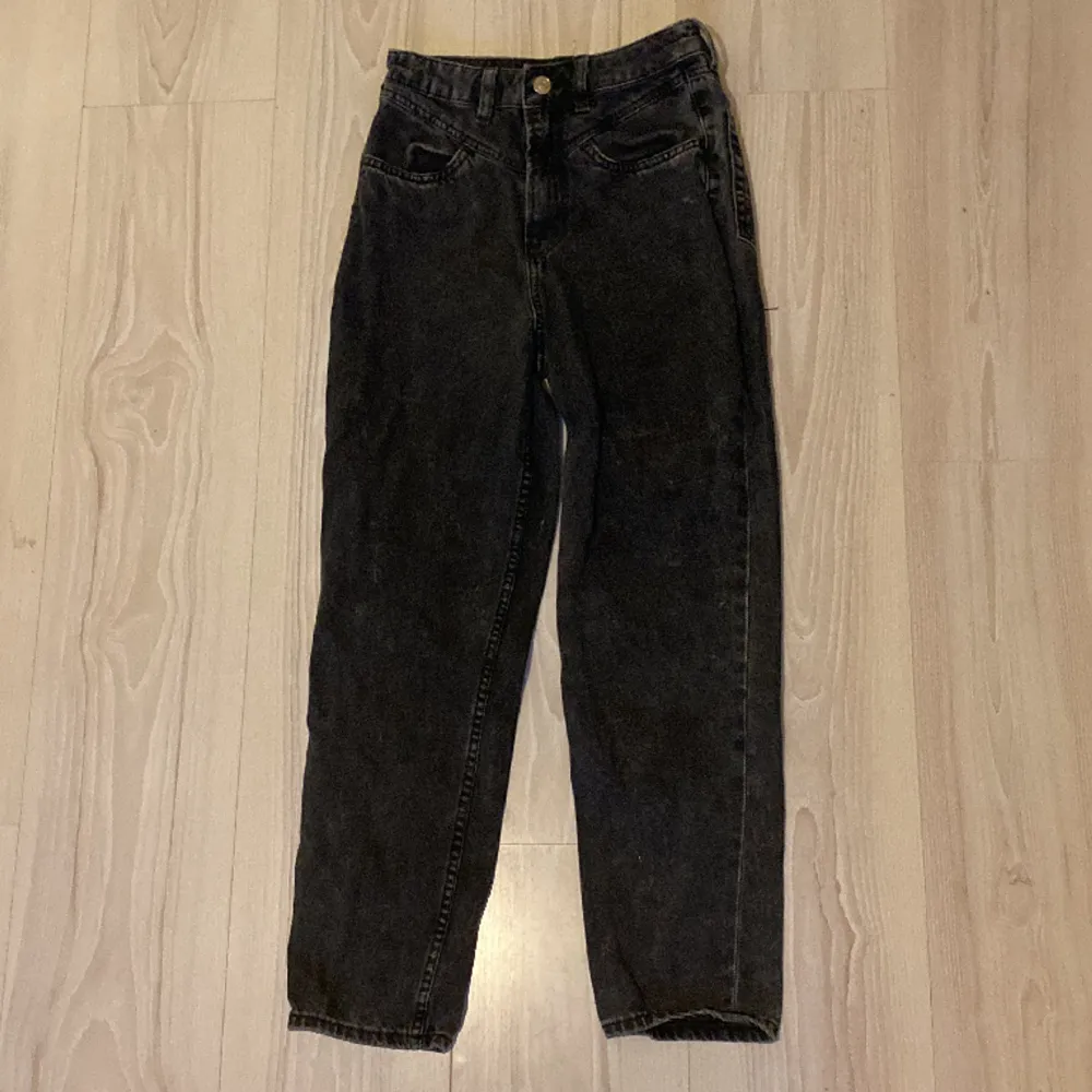 Ett par svarta jeans från hm i storlek 34 . Är i bra skick och har inga defekter! Innerbenmått: 63 cm, midjemått: 60 cm. Jeans & Byxor.