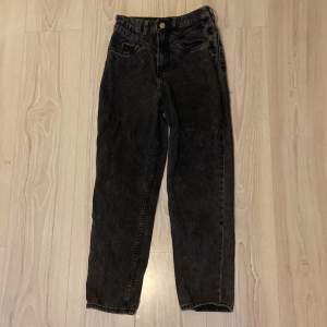 Ett par svarta jeans från hm i storlek 34 . Är i bra skick och har inga defekter! Innerbenmått: 63 cm, midjemått: 60 cm