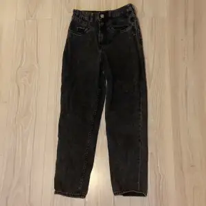 Ett par svarta jeans från hm i storlek 34 . Är i bra skick och har inga defekter! Innerbenmått: 63 cm, midjemått: 60 cm