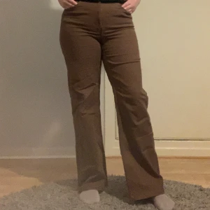 bruna jeans - Bruna flared jeans från hm divided🙌 använda men i bra skick