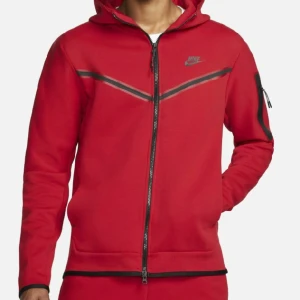 Röd Nike Tech Fleece - En nästan sprillans ny äkta röd Nike tech fleece, använt fåtal gånger och är så gott som ny. Mysigt material. Lite lite oversized i storleken vilket jag själv tycker om. Skriv till mig för fler privata bilder! (Unisex) Ordinare pris: 1400kr
