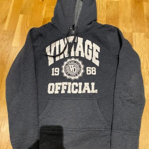 Hoodie  - Jättefin hoodie i mörkblå färg. Säljer pga stor garderobrensning. Kika gärna på mina andra annonser, säljer mycket. Samfraktar gärna:) 