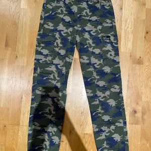 Millitärbyxor - Byxor med millitärmotiv. Coola och bekväma. Säljer pga stor garderobrensning. Kika gärna på mina andra annonser, säljer mycket. Samfraktar gärna:) 