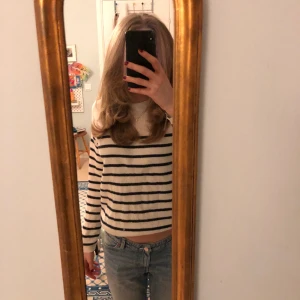 Randig tröja  - Säljer en tröja ifrån monoprix, i fint skick, använd sällan säljer den då den tyvärr har blivit för  liten 