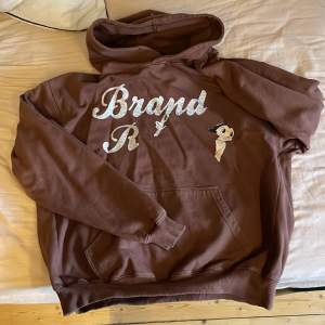 Brun hoodie från Brands of Roses. Fint skick förutom att trycket lossnat av. 