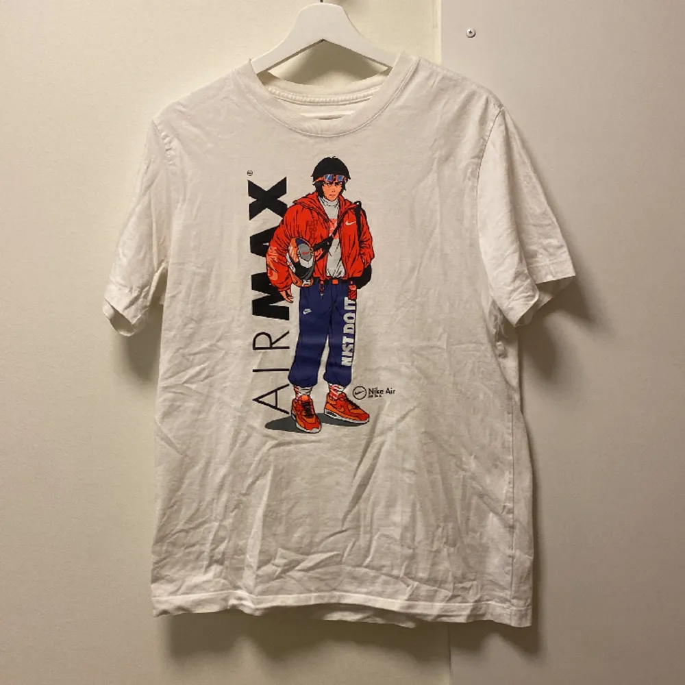 Nike air max tröja med manga tryck. Skick 9/10 inte använd så mycket.. T-shirts.