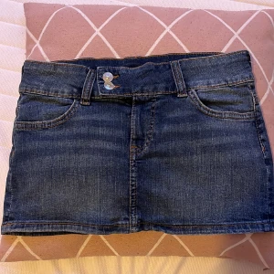 Minikjol i jeans - En väldigt kort Mini show i mörkblå färg från H&M. aldrig använd.