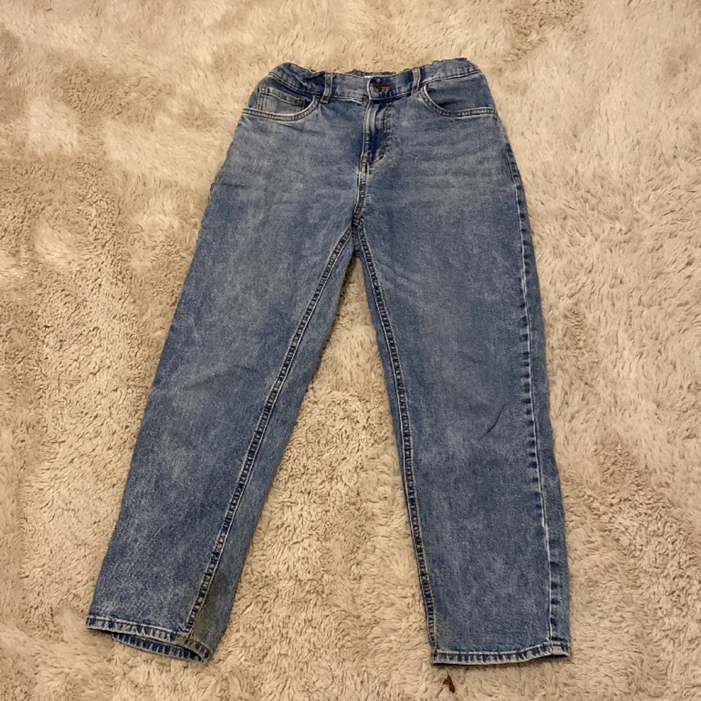 Blåa jeans som är för åldern 10-12. Från Lindex💗. Jeans & Byxor.