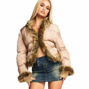 I.AM.GIA Billie Jacket ’Tan’ - Eftertraktad puffer jacket med pälstrim i färgen tan från det trendiga märket I.AM.GIA. Org. pris: 2052kr. I bra skick förutom att spännet som stänger jackan sitter lite löst i trådarna men det går nog lätt att fixa om det skulle önskas.