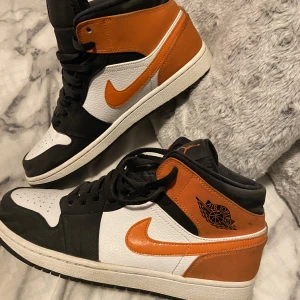 Jordan 1 - Air Jordan 1 Mid Shattered Backboard.  De är i använt skick med inga skador, smuts kan tvättas bort lätt! (Äkta skor, QR kod finns inne) skriv för mer bilder eller funderingar:)