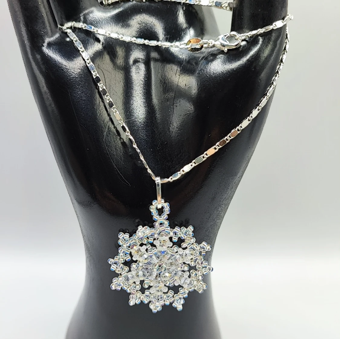 Handgjort halsband, gnistrande snöflinga 