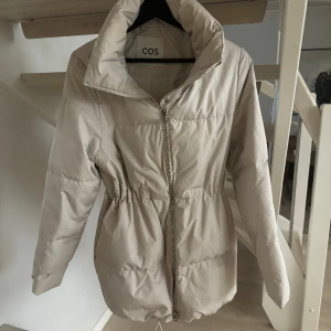 Dunjacka från COS 34 - Jacka från COS storlek 34 