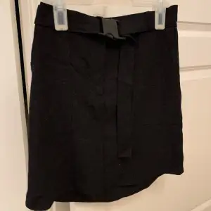 Säljer denna fina cargo kjol med skärp som inte kommer till användning 💕