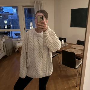 Tjock stickad tröja - Supermysig tjock stickad tröja från HM. Har en fläck längst ner på armen men den syns ej. Använd 1 gång. storlek XL men skulle säga oversized M 💕