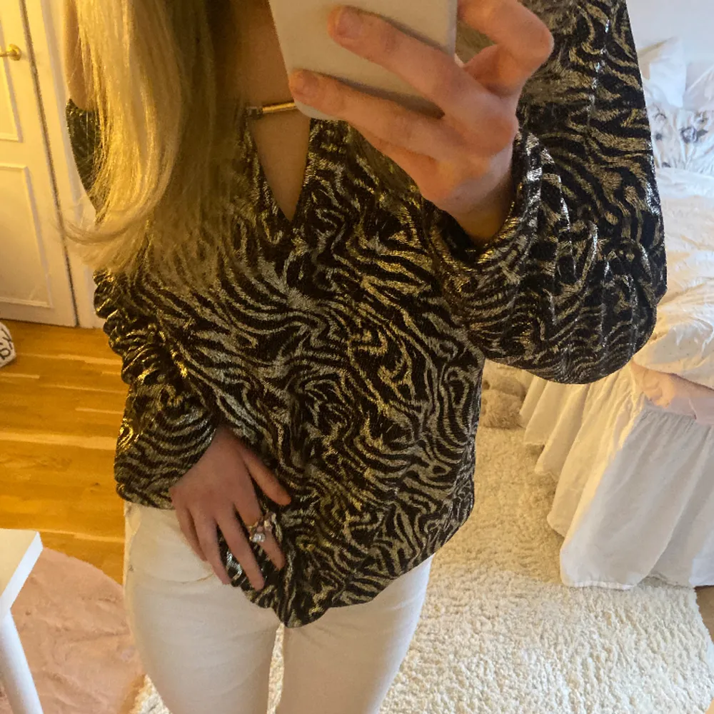 Snygg blus! Uppvikt på bilderna💕. Blusar.