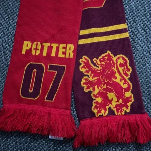 harry potter halsduk - harry potter halsduk. aldrig andvänd utan har bara suttit på min vägg som dekoration ett tag. Köpt i london
