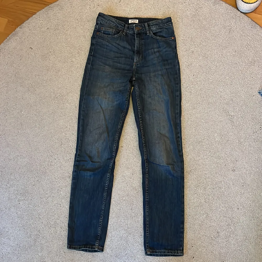 Jättefina mörkblå straight jeans i modellen Nea från Lindex. De är väl använda men i bra skick.. Jeans & Byxor.