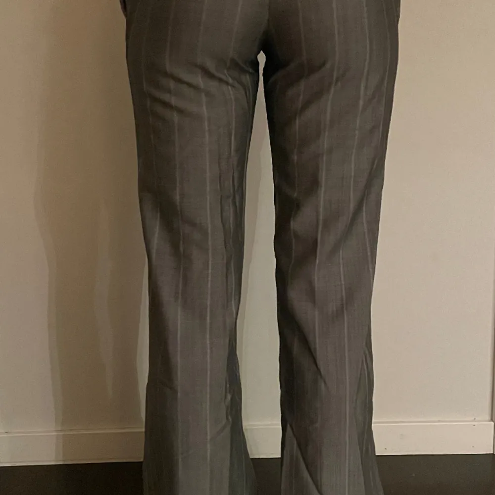 Gråa kostymbyxor från Massimo Dutti. Låg midja. Mycket fint skick, perfekt längd för mig som är 170cm. Jeans & Byxor.