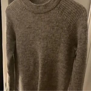 Stickad Tröja - Jätte snygg!💓 Passar perfekt året om eftersom den är tunnare! meddela vid frågor💓