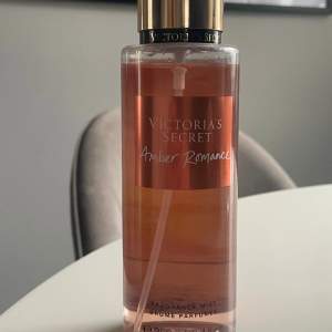 Body mist i doften Amber romance. 250ml endast sprutad ett par gånger.