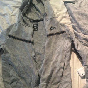 nike tech  - Äkta men ett litet hål på sidan därav priset, går enkelt att sy. Den ör i Xl i barn modell  (158-170cm) 