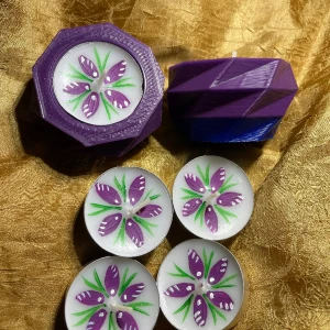 Ljusstakar med värmeljus  - Hemmagjorda ljusstakar och handmålade värmeljus där motivet flyter med ner 