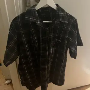 Hej, säljer en fin rutig skjorta! 🩶