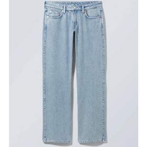 Säljer ett par ljusblå lågmidjade straight jeans från weekday, i modellen arrow. Stl 24/32! Knappt använda så i nyskick🤍köptes för 590kr säljer för 230kr