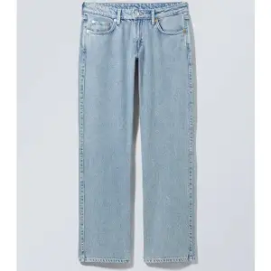 Säljer ett par ljusblå lågmidjade straight jeans från weekday, i modellen arrow. Stl 24/32! Knappt använda så i nyskick🤍köptes för 590kr säljer för 230kr