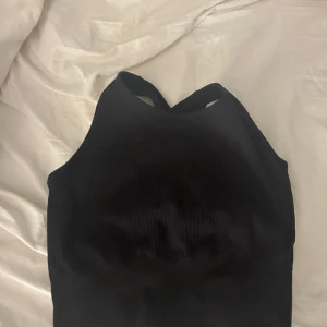 Tränings topp - Säljer denna tränings topp i storlek xs/s då den var förliten!