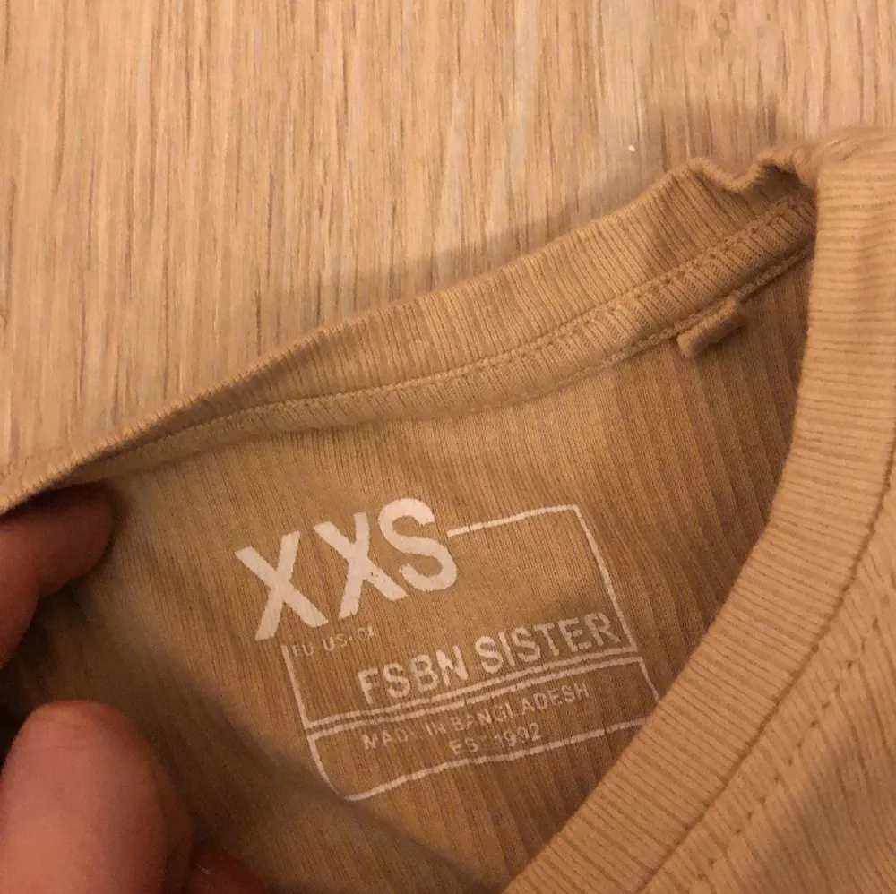En supergullig tröja från new yorker i storlek xxs funkar även som xs!Andvänd 2 gånger❤️säljer för att jag gillar inte magtröjor på mig!!. T-shirts.