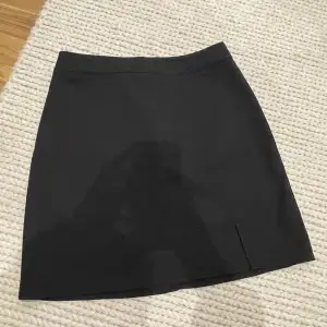 En svart minikjol från bikbok med en liten slits vid sidan. Säljer då jag aldrig har använt och prislappen är kvar. Passar någon som bär 36/S
