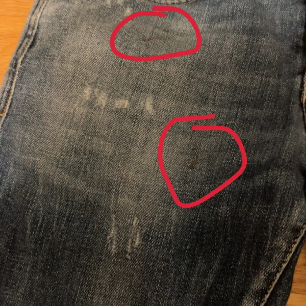 Säljer nu dessa schyssta Jack n Jones jeans med schysst tvätt på!  Storlek 28/32   Finns 2 små fläckar (se bild) men syns knappt!. Jeans & Byxor.
