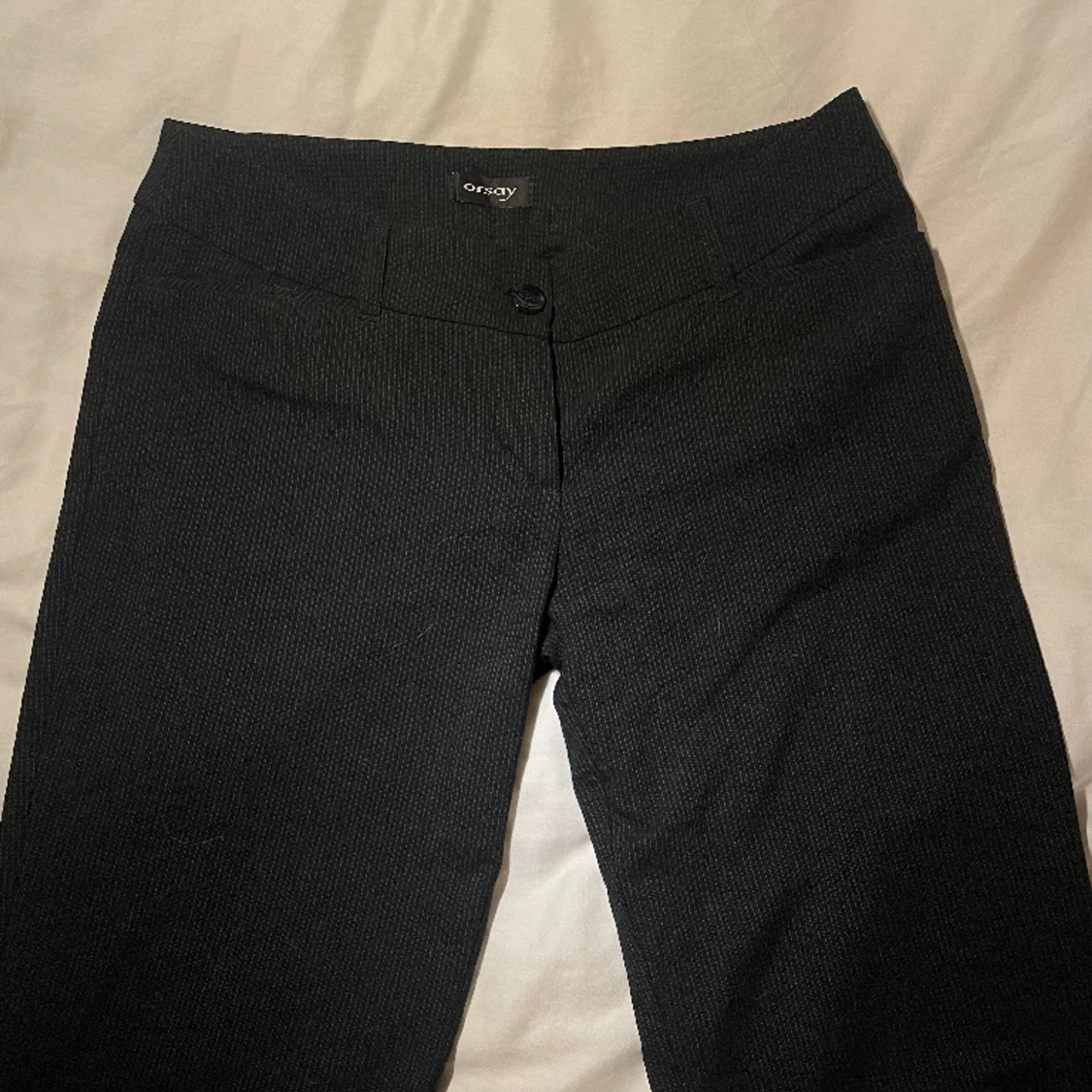 Kritstrecksrandiga kostymbyxor