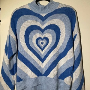 mönstrad långärmad  - Stickad långärmad med mönster i ombre färger av ett hjärta både framtill och på baksidan av tröjan. Otroligt skönt material och väldigt sval. Lite högre hals men inget som sitter åt. Storlek L men passar mig super bra som är en S. 