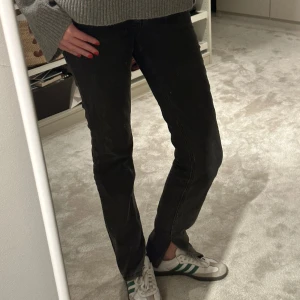 Mörkgråa jeans med slit  - Mörkgråa jeans med slit från zara. Relativt högmidjade. Storlek 34 och på gränsen till lite korta för mig som är 173. Köparen står för frakten💕💕