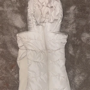 Vit zara väst!🤍 - En fin vit zara väst som är i ett bra skick. Knappt använd. Kontakta ifal köpt!🪩🥂