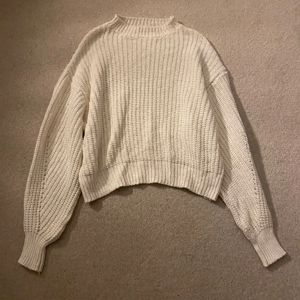 En vit stickad tröja från Pull & Bear, den är i fint skick och i storlek M. Tröjor & Koftor.