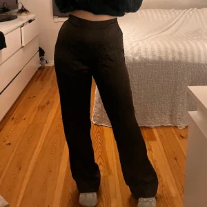 Bruna byxor  - Bruna byxor som tyvärr är lite höga i midjan. Använd kanske 1-2 gånger. Ord pris kanske 300-400kr 