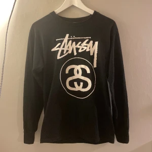 Stussy Långärmad T-shirt - Svart långärmad Stussy t-shirt.  Bra skick! Självklart äkta!  Var inte rädda att höra av er vid frågor eller funderingar! Pris kan diskuteras vid snabbt köp!