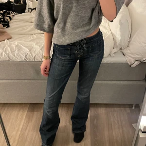 Bootcut jeans - Superfina unika jeans med snörning!💕 Köpare står för frakten!💕 PRIS KAN DISKUTERAS VID SNABB AFFÄR